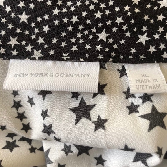 ✨ SALE✨ New York & Company Blouse With Starts - Picture 7 of 8